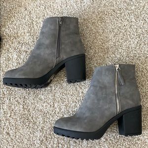 River island fur lined boots.